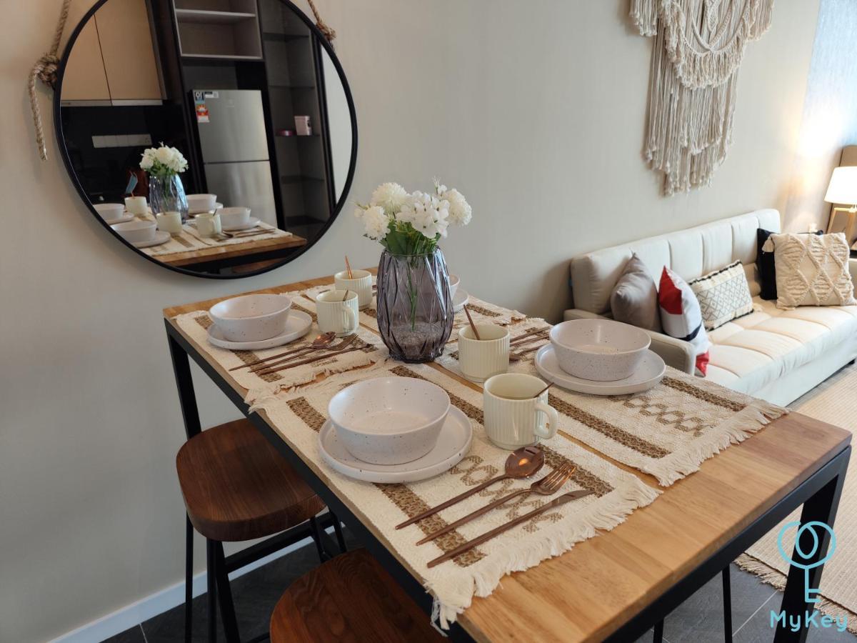 Scarletz Suites Klcc By Mykey Kuala Lumpur Ngoại thất bức ảnh A table runner