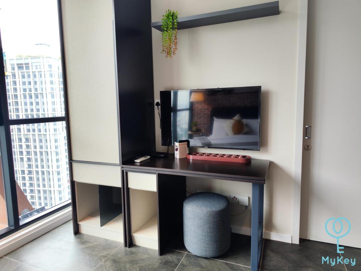 Scarletz Suites Klcc By Mykey Kuala Lumpur Ngoại thất bức ảnh A television set in a hotel room