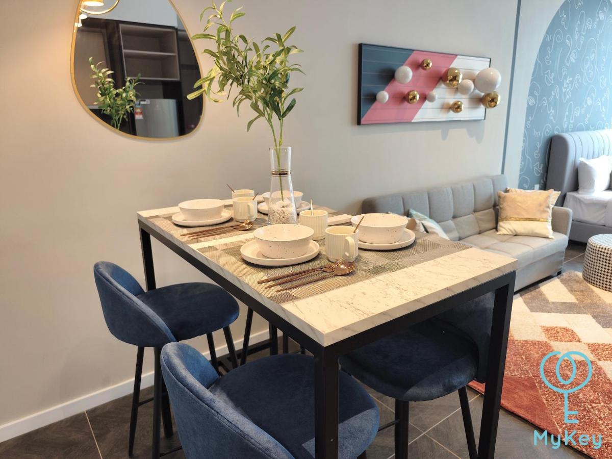 Scarletz Suites Klcc By Mykey Kuala Lumpur Ngoại thất bức ảnh A dining room in a serviced apartment in Warsaw, Poland